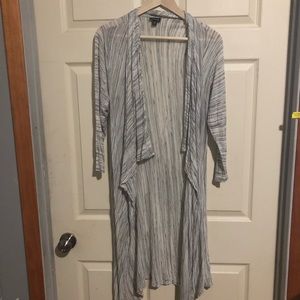 🔥5/$10 Sale EUC Grey and White Cardigan